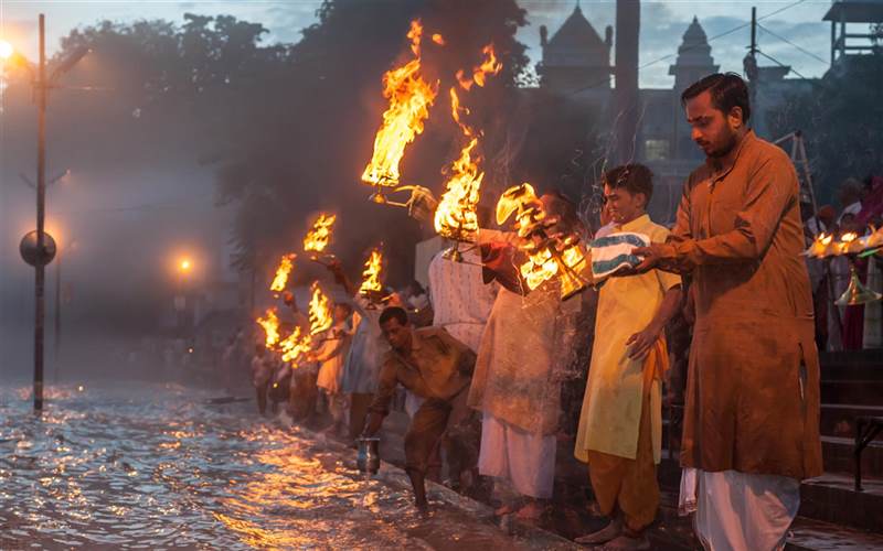 Ganga Aarti rittual. thing to do. excursions from Ananda Apa