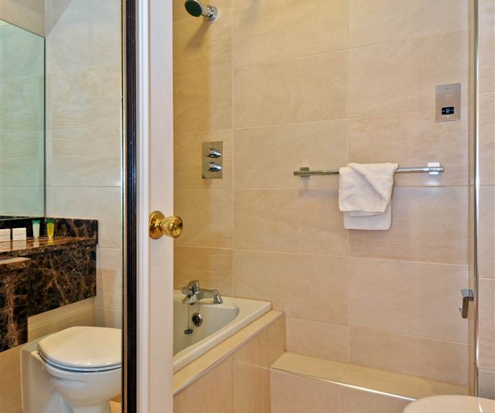 The Ardilaun Hotel Classic Room Bathroom
