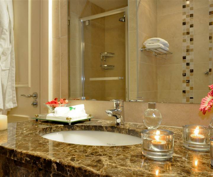 The Ardilaun Hotel Deluxe Room Bathroom 