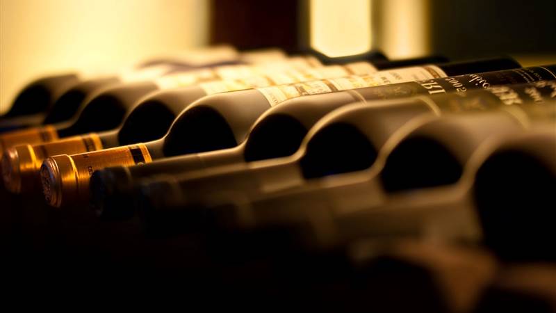 AdobeStock 189164395 red wine lr