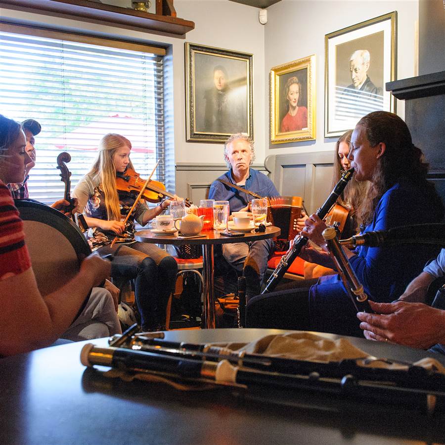 LIVE MUSIC