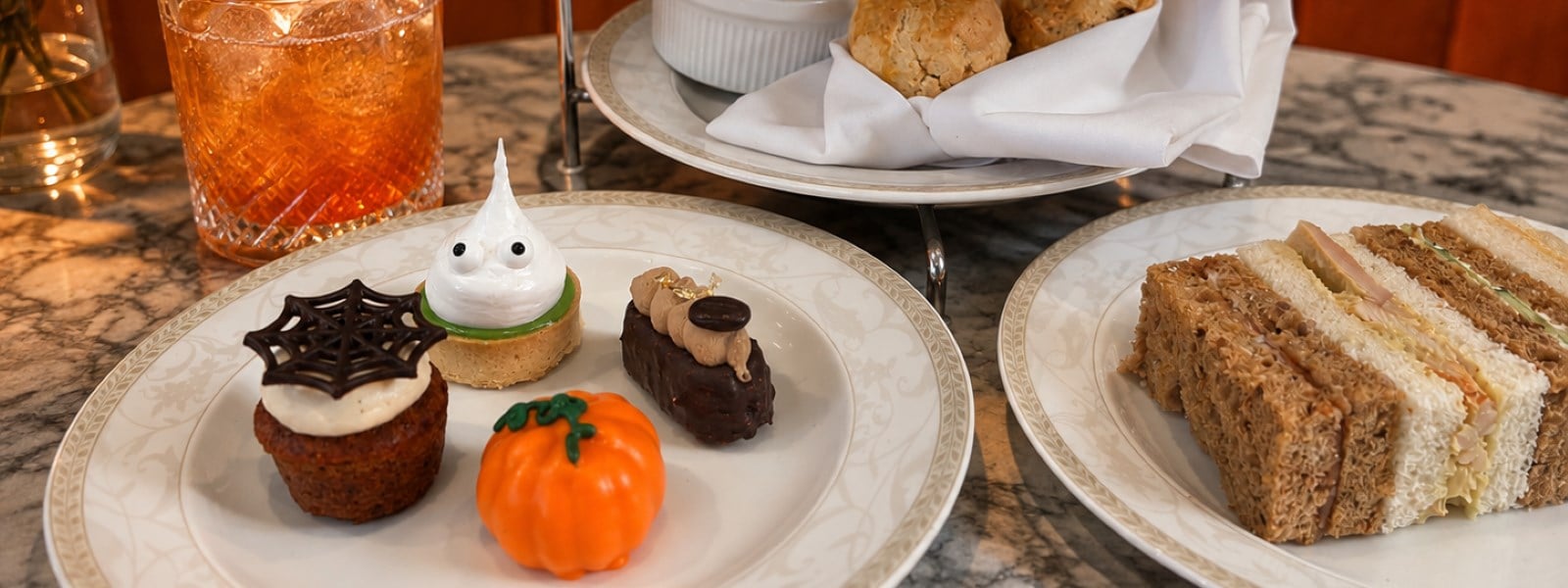 Halloween tea with cocktail Landscape le