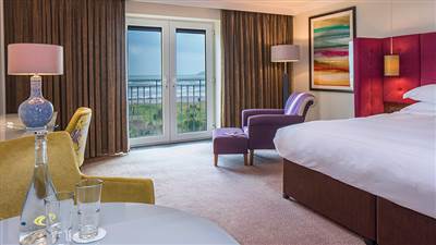 Junior Suite Hotel by the Sea Cork  at Garryvoe 4 Star. 𝗙𝗿𝗼𝗺 €𝟮𝟲𝟱 𝗽𝗲𝗿 𝗿𝗼𝗼𝗺