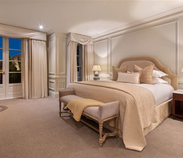 TheShandonSuiteBedroomByNight