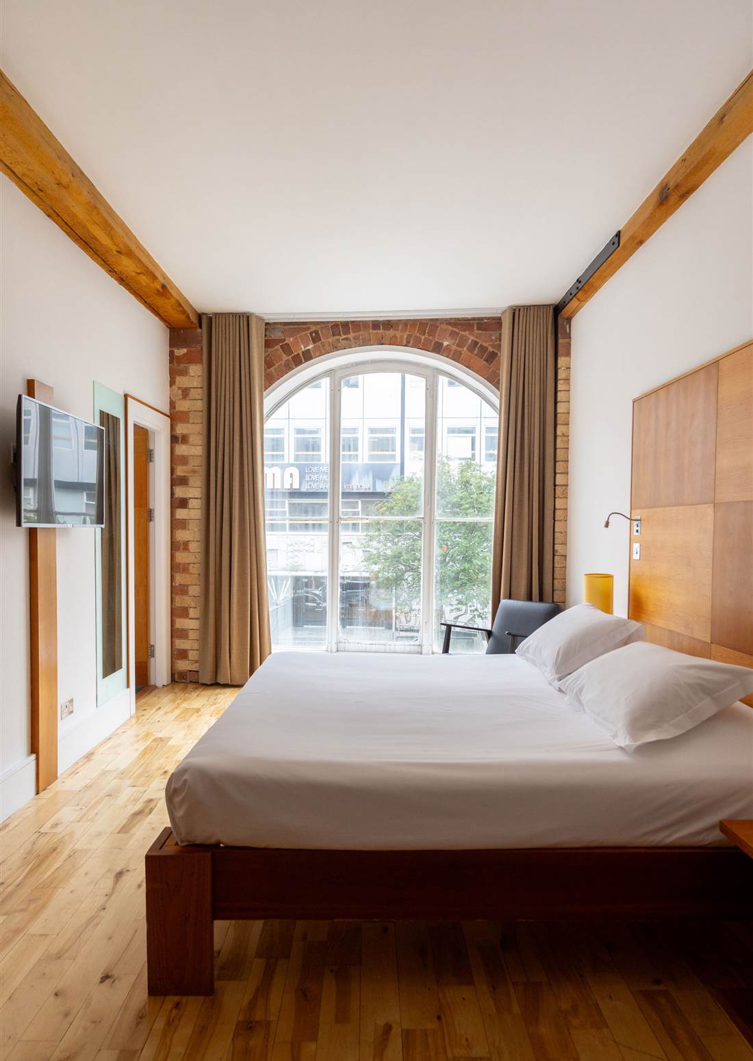 The London Carriage Works restaurant logo - View nutrition facts, calories, and macros for menu items at 40 Hope St, Liverpool, L1 9DA, United Kingdom