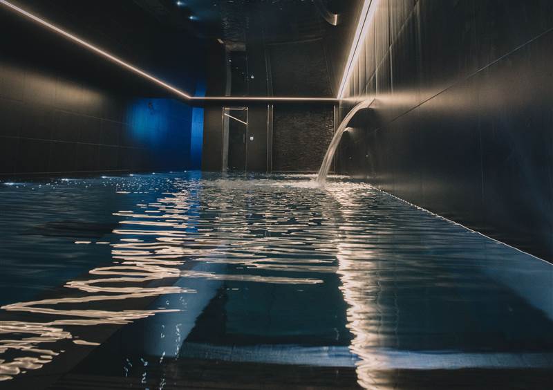 swimming pool with jets portrait  CH ph