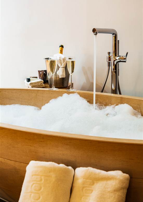 fizz by the tub with bubbles