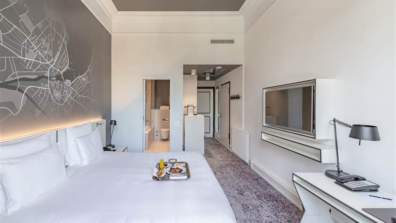 Modern, Bright and Spacious Premium Room in Geneva