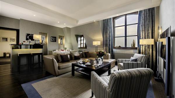  Enjoy more space and luxury in Lake Geneva Suite Hotel
