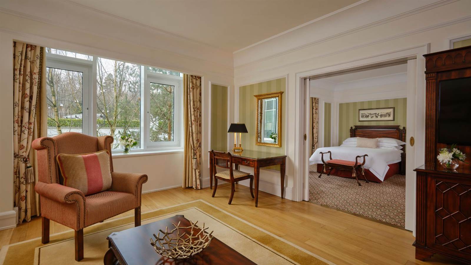 Classic Family Suite 1920 x 1080