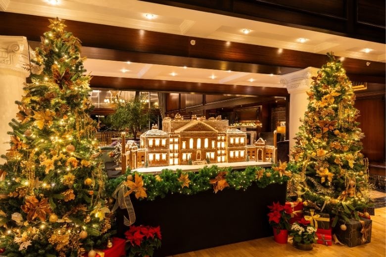 Lobby Santa Full Res