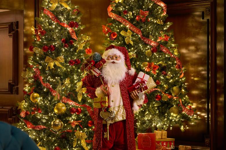 Lobby Santa Full Res