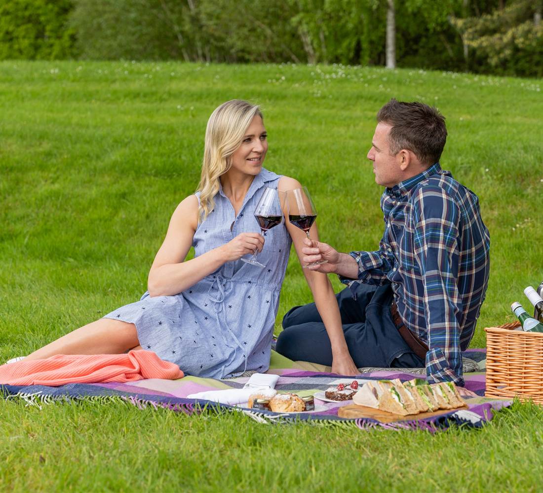 Powerscourt Hotel Couples Picnic 007   R