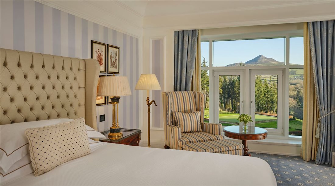 Deluxe Mountain View King 1400 x 780