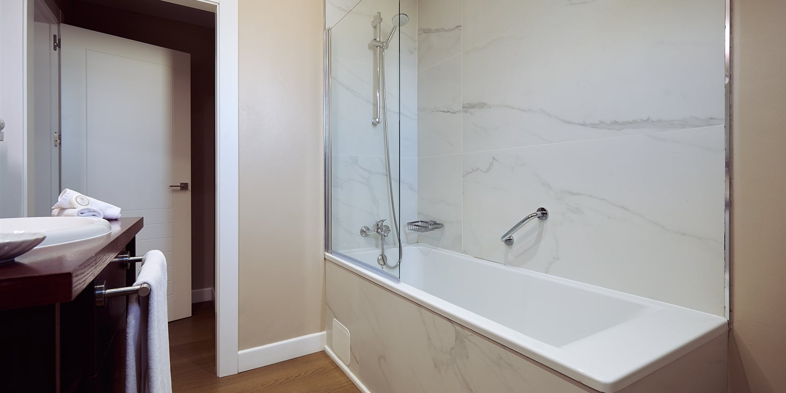 Rock Hotel Family Suite Bathroonm3 P9