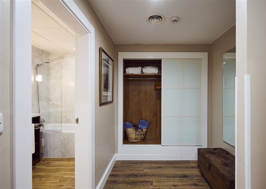 Rock_Hotel_Suite_with_Sea_View_Balcony_Bathroom_P8_2_1.jpg