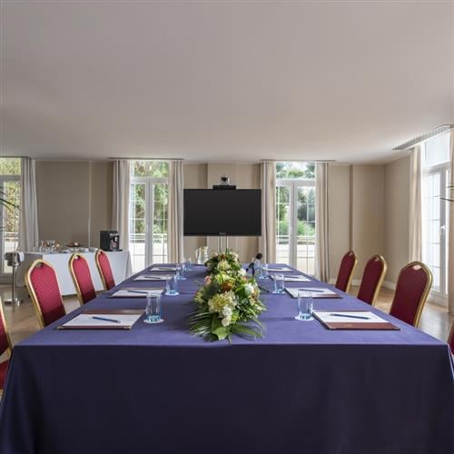 MVC223100149 Rock Hotel Boardroom