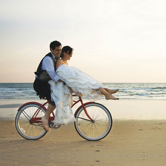 Couple on bicycle sneem