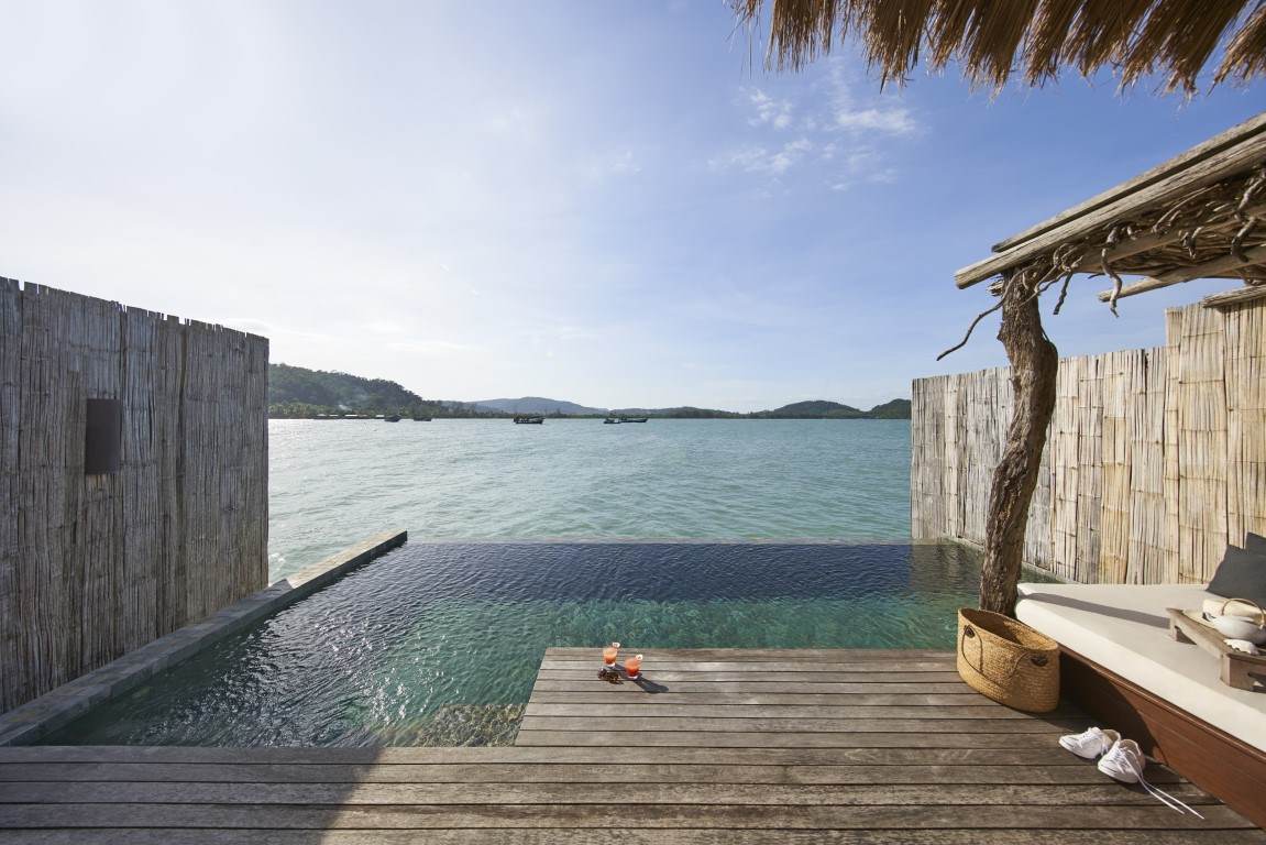 Sundeck with daybed at one bedroom overwater villa
