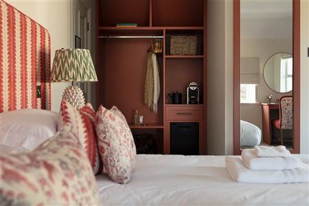 teach de broc bedroom