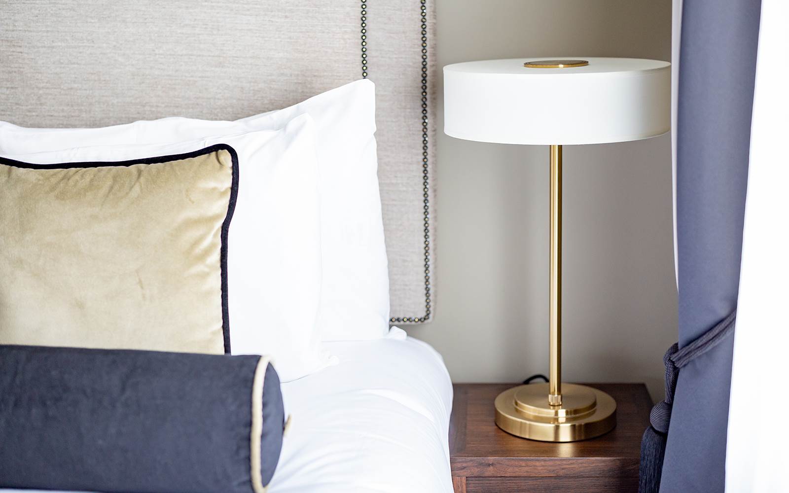 bedside lamp & bed at Trinity Townhouse Hotel 