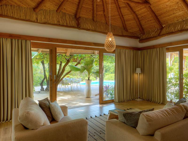 4. Beachfront one-bedroom Villa - Living