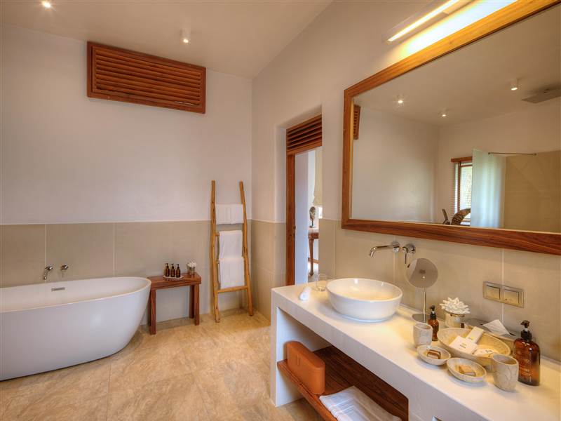 Deluxe Room with Hot Tub Bathroom batht