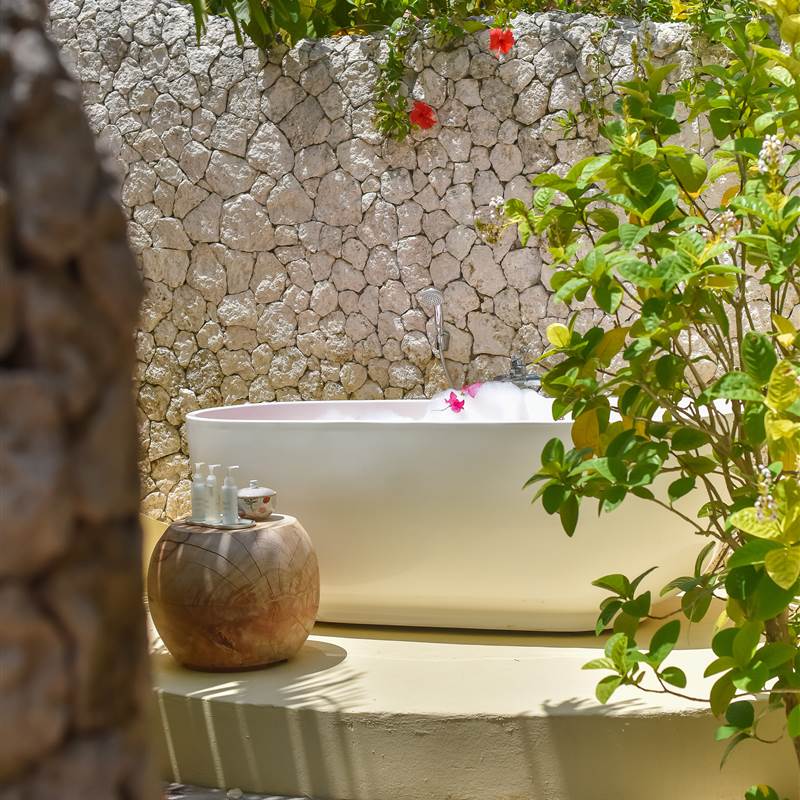 Beachfront One-bedroom Villa - Outdoor Bathtub