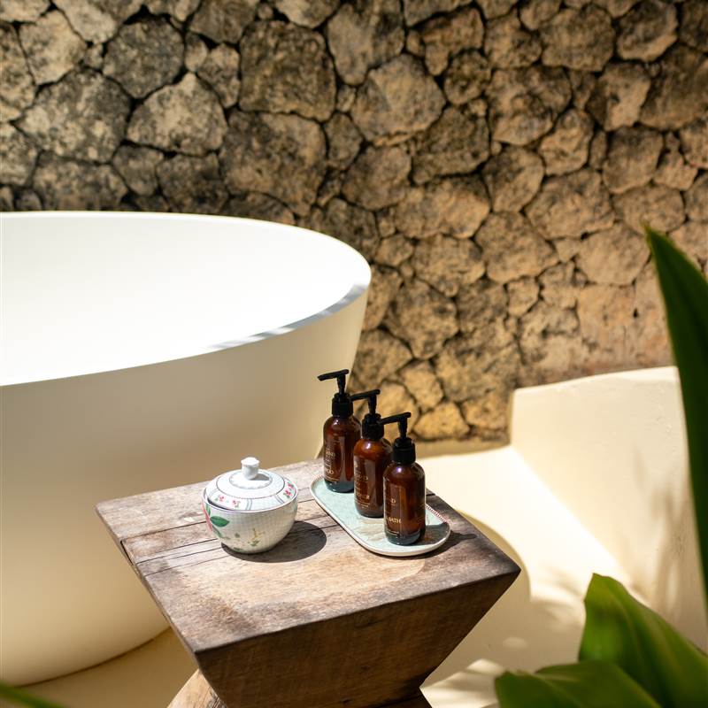Beachfront One-bedroom Villa - Outdoor Bathtub