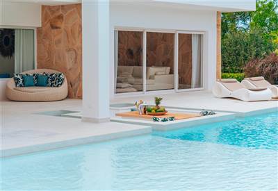 Private Pool and Dining